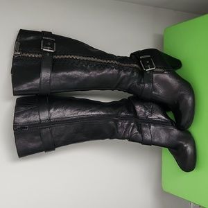 Arturo Chiang Black Leather Buckle 2 3/4 in Heel Zipper Access